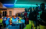Des migrants dans un bar dans le centre historique de Lampedusa, le 13 septembre 2023 en Italie