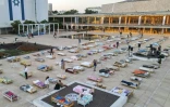 L'installation "Empty Beds" (lits vides), composée de 241 lits représentant le nombre d'otages pris par le Hamas lors de l'attaque du 7 octobre, devant l'Auditorium Charles Bronfman, à Tel Aviv, le 7 novembre 2023