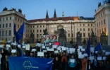 Manifestation contre le président tchèque Milos Zeman et l'ancien ministre des Finances Andrej Babis le 17 octobre 2017 devant le château de Prague