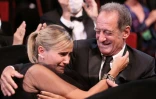 L'acteur Vincent Lindon embrasse la réalisatrice Julia Ducournau qui remporte la Palme d'or pour son film "Titane", le 17 juillet 2021 au Festival de Cannes