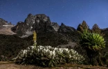 Vue nocturne des principaux sommets du mont Kenya depuis les contreforts, dans le parc national du mont Kenya, le 7 mars 2025
