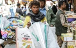 Un jeune Yéménite vend des sacs en plastique dans une rue de Sanaa, le 24 janvier 2017