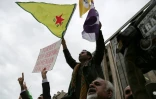 Un manifestant brandit un drapeau kurde, lors d'une mobilisation contre la visite du président turc Recep Tayyip Erdogan à Washington, le 31 mars 2016