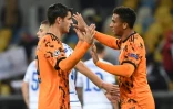 L'attaquant espagnol de la Juventus, Alvaro Morata (g), félicité pour son doublé lors du match de groupes de la Ligue des champions sur le terrain du Dynamo Kiev, le 20 octobre 2020