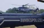 Le chancelier allemand Friedrich Merz et le président français Emmanuel Macron atterrissent en hélicoptère sur la base aérienne de Nörvenich, dans l’ouest de l’Allemagne, le 17 juillet 2026