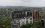 Vue aérienne de Marioupol et de l'usine Azovstal en arrière-plan, le 18 mai 2022 en Ukraine