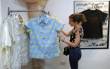 Une cliente regarde les articles en vente à "La Clandestina" petite boutique privée installée à La Havane, le 28 mars  2018