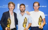 Hubert Charuel, qui a reçu le prix "Valois de diamant" pour "Petit Paysan" au 10e Festival d'Angoulême, entouré de Swann Arlaud, prix du Meilleur acteur, et DJ Myd, prix de la meilleure musique, le 27 août 2017 à Angoulême