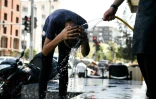 Un homme passe sa tête sous l'eau à Sirnak, en Turquie, lors d'une vague de chaleur extrême, le 30 juillet 2025