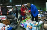 Des bénévoles déchargent des fourgons transportant de l'aide depuis la Hongrie et la République tchèque dans le village de Solomonovo, en Ukraine, le 2 mars 2022