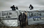 Des policiers et des migrants dans la "jungle", le 1er mars 2016 Ă Calais