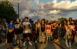 Des manifestants protestent le 27 août 2020 à Kenosha (Etats-Unis) après que les tirs d'un policier ont grièvement blessé l'Afro-Américain Jacob Blake