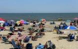 Bain de soleil sur la plage de Chincoteague, le 27 juin 2020 en Virginie