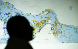 Un écran montre les mouvements de navires dans le Golfe et le détroit d'Ormuz, le 4 mai 2026