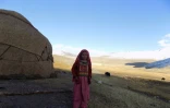Une enfant kirghize devant une yourte, dans le corridor de Wakhan, le 8 octobre 2017, dans l'extrémité nord-est de l'Afghanistan