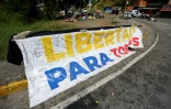 Une banderole "Liberté pour tous" déployée devant la prison Rodeo I à Guatire, dans l'État de Miranda, au Venezuela, le 20 février 2026