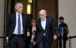 L'ex-président de la Fifa Sepp Blatter (c), quitte le tribunal pénal de Bellinzone en compagnie de son avocat Lorenz Erni et de sa fille Corinne Blatter, le 8 juin 2022 