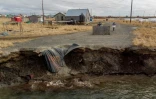 L'érosion du permafrost, précipitée par le réchauffement climatique, engloutit inexorablement le petit village esquimau Yupik de Quinhagak, le 12 avril 2019 en Alaska