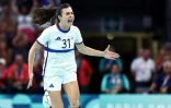 L'ailière droite de l'équipe de France féminine de handball Lucie Granier le 8 août 2024 contre la Suède en demi-finale des JO de Paris, au stade Pierre-Mauroy de Villeneuve-d'Ascq