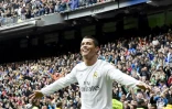 Cristiano Ronaldo célèbre après avoir marqué face à Valence, le 8 mai 2016 au stade Santiago Bernabeu stadium de Madrid