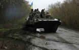 Des soldats ukrainiens près d'une ligne de front dans la région de Kharkiv, le 18 avril 2022