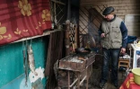 Un homme prépare des repas à vendre à  Sviatohirsk, dans l'est de l'Ukraine, le 30 avril 2022