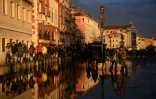 Touristes dans les rues inondées de Venise le 17 novembre 2019