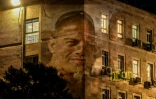 Un portrait d'un des otages israéliens retenus à Gaza projeté sur un immeuble de Jérusalem le 13 juillet 2025, pendant une manifestation réclamant leur libération