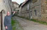 Le père Benoît Joseph montre l'abbaye Saint-Pierre-Saint-Paul à Solignac, en Haute-Vienne, le 21 mars 2024