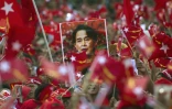 Des manifestants brandissent leportrait d'Aung San Suu Kyi le 1er novembre 2015 lors d'un rassemblement politique Ă Rangoun