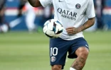 L'attaquant brésilien du Paris Saint-Germain, Neymar, s'échauffe avant la victoire de son club contre le Montpellier Hérault SC au Parc des Princes, le 13 août 2022 à Paris