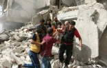 Des habitants évacuent un blessé des décombres d'un bâtiment après des raids aériens, le 21 septembre 2016 à Alep, en Syrie