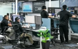 Des analystes au centre de commandement de la société américaine Digital Realty, le 2 septembre 2026 à Singapour 