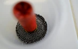 Une douille et des billes de plomb, photographiées à l'institut de recherche Tour du Valat, au Sambuc, près d'Arles, en Camargue, le 27 février 2025