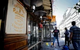 Nettoyage de la terrasse d'un café, le 29 mai 2020 à Paris