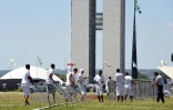 Des grilles sont installées le 10 avril 2016 sur l'esplanade des ministères à Brasilia, pour séparer opposants et partisans à la destitution le week-end prochain devant le Congrès