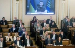 Le président ukrainien Volodymyr Zelensky s'adresse en visioconférence aux membres du Parlement tchèque, le 15 juin 2022 à Prague