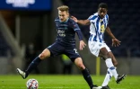 Le Marseillais Valentin Rongier à la lutte avec Wilson Manafa du FC Porto au stade du Dragon, le 3 novembre 2020, vont se retrouver pour le match retour au Vélodrome