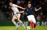La défenseure des Bleues Marion Torrent (d) à la lutte avec l'attaquante chinoise Ying Li lors du match amical, le 31 mai 2019 à Créteil