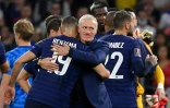 Karim Benzema félicité par Didier Deschamps à la fin du match contre la Finlande le 7 septembre 2021 à Décines-Charpieu