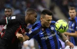 Le défenseur français de l'AC Milan Pierre Kalulu (g.) au duel avec l'attaquant argentin de l'Inter Milan Lautaro Martinez (d.) lors du match de Supercoupe d'Italie entre l'AC Milan et l'Inter Milan, à Riyad en Arabie saoudite, le 18 janvier 2023