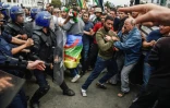 Des forces de police font face à des manfiestants à Alger le 24 mai 2019