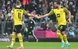 La joie du milieu de terrain du Borussia Dortmund Emre Can (d), après avoir réduit le score sur penalty face au Bayern Munich, lorsd de la 31e journée de Bundesliga, le 23 avril 2022 à l'Allianz Arena