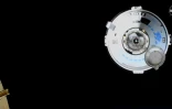 La capsule spatiale de Boeing, Starliner, à quelques mètres de la Station spatiale internationale, lors d'un vol d'essai non habité le 20 mai 2022