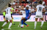 Aissatou Tounkara aux prises avec trois joueuses italiennes le 10 juillet 2022 à Rotherham lors de la victoire des Bleues 5-1 dans l'Euro de football. Sa titularisation dans l'axe de la défense, aux dépens de Griedge Mbock, a surpris