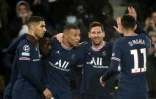 L'attaquant argentin du Paris Saint-Germain, Lionel Messi, félicité par ses coéquipiers, après avoir marqué le 3e but contre Bruges, lors de la 6e journée du groupe A de la Ligue des Champions, le 7 décembre 2021 au Parc des Princes