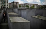 Un bouquet de fleurs déposé sur une stèle au Mémorial de l'Holocauste à Berlin, le 14 avril 2025