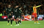 La joie de Gonçalo Ramos et du buteur Ibrahim Mbaye lors du match en retard de Ligue 1 entre Lens et le PSG au stade Bollaert le 13 mai 2026