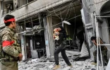 Des combattants syriens soutenus par l'armée turque pillent des magasins après la chute de la ville kurde syrienne d'Afrine le 18 mars 2018