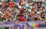 Le jeune hurdleur français Sasha Zhoya avec ses rivaux allemand Gregor Traber et des îles Caïmans Rasheem Brown aux Mondiaux de Eugene, le 16 juillet 2022 